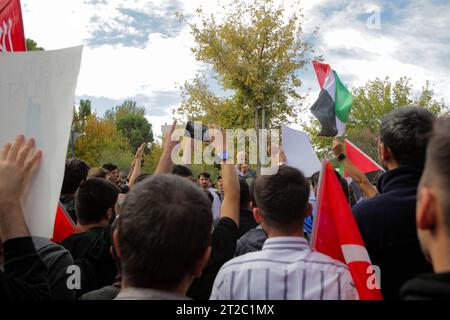 18 octobre 2023 : Gaziantep, Turkiye. 18 octobre 2023. Le professeur Mehmet Akbas, de la Faculté de théologie, d’histoire et d’arts islamiques de l’Université Gaziantep, prononce un discours lors d’une manifestation pro-palestinienne sur le campus universitaire. Les participants ont tenu le drapeau palestinien avec le drapeau turc, tout en appelant au boycott de Coca-Cola, McDonald's et Starbucks en raison de leur soutien à Israël. La manifestation a été organisée par des étudiants de la Faculté de théologie, avec des dizaines d'étudiants d'autres facultés qui se sont joints à eux (crédit image : © Muhammed Ibrahim Ali/IMAGESLIVE via Banque D'Images