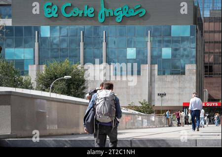 Madrid, Espagne. 18 octobre 2023. Les acheteurs et les piétons sont vus à l'extérieur dans le plus grand magasin espagnol El Corte Ingles et logo vu en Espagne. (Photo Xavi Lopez/SOPA Images/Sipa USA) crédit : SIPA USA/Alamy Live News Banque D'Images