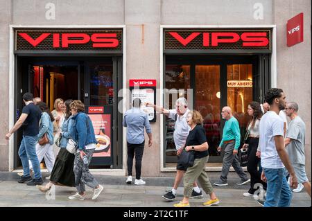 Madrid, Espagne. 18 octobre 2023. Les piétons passent devant les VIPS, une chaîne de restaurants à service complet décontractée en Espagne. (Photo Xavi Lopez/SOPA Images/Sipa USA) crédit : SIPA USA/Alamy Live News Banque D'Images