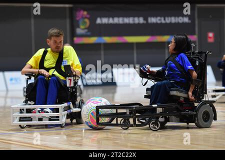 Sydney, Australie. 18 octobre 2023. Christopher Gordon (à gauche) de l'équipe d'Angleterre de football en fauteuil roulant et Alexis Heer (à droite) de l'équipe des États-Unis d'Amérique de football en fauteuil roulant sont vus en action lors du match de coupe du monde de football en fauteuil roulant FIPFA 2023 entre les États-Unis et l'Angleterre qui s'est tenu au Quaycentre à Sydney Olympic Park, Nouvelle-Galles du Sud, Australie. Score final USA 3:1 Angleterre. (Photo Luis Veniegra/SOPA Images/Sipa USA) crédit : SIPA USA/Alamy Live News Banque D'Images