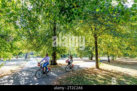 Personnes Cyclisme à Hyde Park Londres Royaume-Uni Banque D'Images