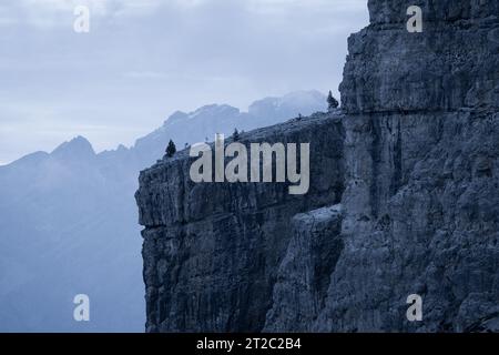 Détail de falaise rocheuse escarpée avant le lever du soleil, Italie, Europe Banque D'Images