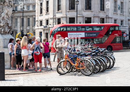 Fat tire Bike Tours touristes faisant une pause près de Trafalgar Square, Londres, Royaume-Uni. Groupe de cyclistes à Charing Cross avec bus rouge de Londres Banque D'Images