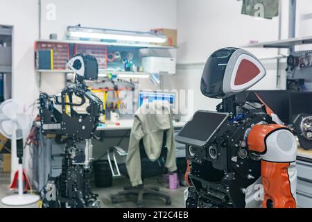 Perm, Russie - 13 juillet 2023 : robots humanoïdes en cours d'assemblage et d'ajustement dans l'atelier Banque D'Images