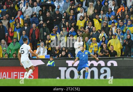 Prague, Tchéquie - 14 octobre 2023 : l'ukrainien Oleksandr Karavaiev (en bleu) donne un coup de pied à un ballon lors du match de qualification de l'UEFA EURO 2024 Ukraine contre North Makedonia à l'Epet Arena de Prague. L'Ukraine a gagné 2-0 Banque D'Images