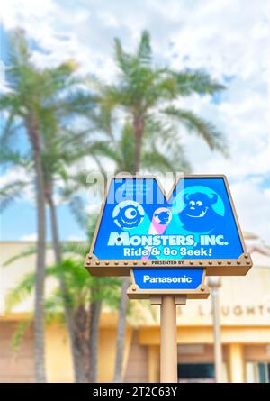 chiba, maihama - juillet 18 2023 : panneau debout à Tokyo Disneyland mettant en vedette les charcaters du film Monsters, Inc. De DisneyPixar pour la course sombre Banque D'Images