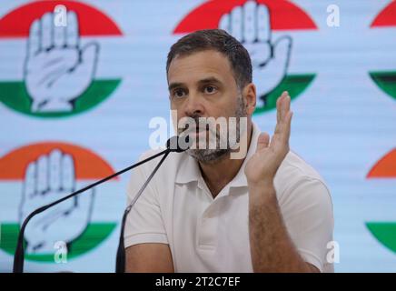 New Delhi, Inde. 18 octobre 2023. Rahul Gandhi, chef du parti du Congrès national indien, a vu s'adresser aux médias sur le journal étranger Financial Times, un récent rapport au groupe Adani sur la surfacturation des importations de charbon lors d'une conférence de presse au siège du parti du Congrès. (Photo Naveen Sharma/SOPA Images/Sipa USA) crédit : SIPA USA/Alamy Live News Banque D'Images