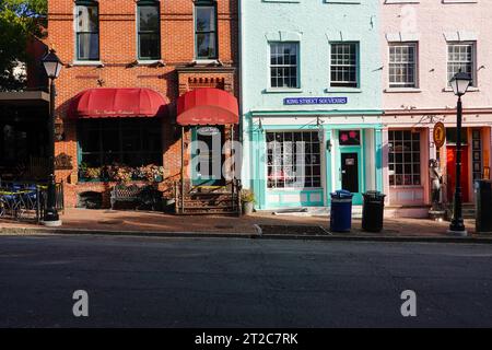 Extérieur coloré des magasins sur King Street dans la vieille ville d'Alexandria, Virginie, États-Unis. Banque D'Images