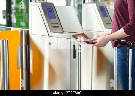 Passager vérifiant son passeport en toute sécurité à la porte automatisée de l'aéroport - documents de voyage Banque D'Images