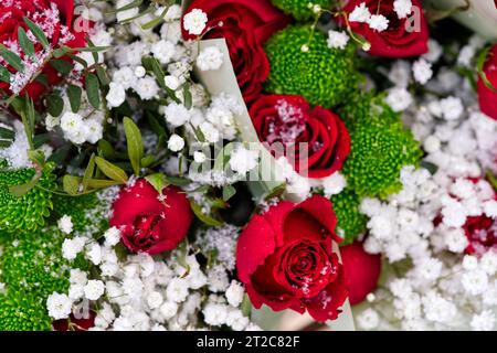 Beaux bouquets de fleurs mélangées : Roses, Gerberas, tulipes, pour la fête des femmes et la fête des mères Banque D'Images