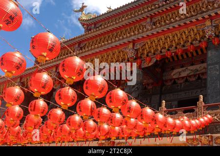 Rangées de lanternes rouges suspendues aux toits des temples, Banque D'Images