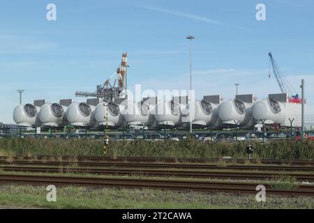 DATE RECORD NON INDIQUÉE Teile für Windkraftanlagen auf der Nordsee - gesehen am 18.10.2023 am Hafen in Cuxhaven *** pièces pour éoliennes sur la mer du Nord vues au port de Cuxhaven sur 18 10 2023 crédit : Imago/Alamy Live News Banque D'Images