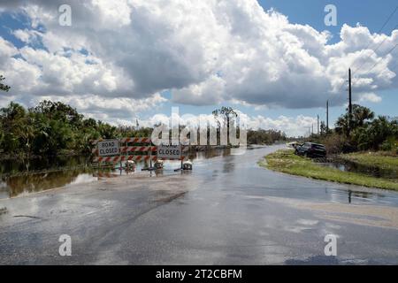 L'ouragan a inondé la rue avec des panneaux fermés de route bloquant la conduite des voitures. Sécurité du transport pendant le concept de catastrophe naturelle Banque D'Images