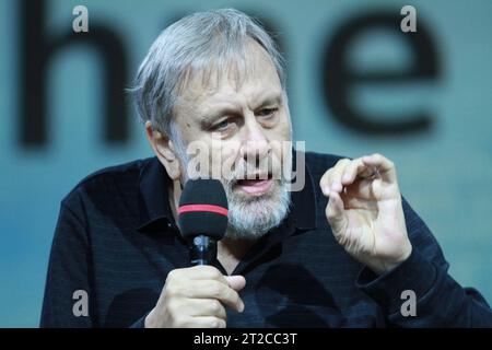 Frankfurt/main, Hessen, Deutschland, 18.10.2023 : Slavoj Zizek, slowenischer Philosoph, Wissenschaftler am Institut für Philosophie der Universität Ljubljana und internationaler Direktor des Birkbeck Institute for the Humanities der Universität London, auf der Frankfurter Buchmesse 2023 *** Frankfurt main, Hesse, Allemagne, 18 10 2023 Slavoj Zizek, philosophe slovène, chercheur à l'Institut de philosophie de l'Université de Ljubljana et directeur international de l'Institut Birkbeck pour les sciences humaines de l'Université de Londres, à la Foire du livre de Francfort 2023. Droit d'auteur : xdtsxNachri Banque D'Images