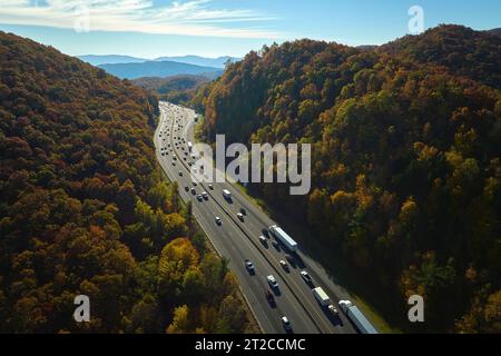 Vue depuis le dessus de l'autoroute I-40 en Caroline du Nord en direction d'Asheville à travers les montagnes Appalaches en saison d'automne dorée avec des camions à conduite rapide Banque D'Images