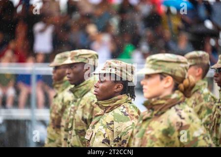 San Antonio, Texas, États-Unis. 5 octobre 2023. Plus de 600 aviateurs affectés au 319th Training Squadron sont diplômés de l'entraînement militaire de base à la base interarmées San Antonio-Lackland, Texas, du 4 au 5 octobre 2023. Le général Duke Z. Richardson, commandant, Commandement du matériel de la Force aérienne, base aérienne Wright-Patterson, a passé en revue la cérémonie. (Image de crédit : © Kate Anderson/États-Unis Air Force/ZUMA Press Wire) À USAGE ÉDITORIAL UNIQUEMENT ! Non destiné à UN USAGE commercial ! Banque D'Images