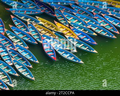 Vue aérienne de bateaux typiquement népalais amarrés le long des rives du lac Begnas, Lekhnath, Népal Banque D'Images