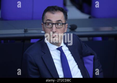 Berlin, Deutschland, 18.10.2023 : Sitzungswoche im Deutschen Bundestag : Bundeslandwirtschaftsminister CEM Özdemir, Grüne, schaut nach oben *** Berlin, Allemagne, 18 10 2023 semaine de session au Bundestag allemand Ministre fédéral de l'Agriculture CEM Özdemir, Verts, recherches Copyright : xdtsxNachrichtenagenturx dts 24475 crédit : o/Alamy Live News Banque D'Images