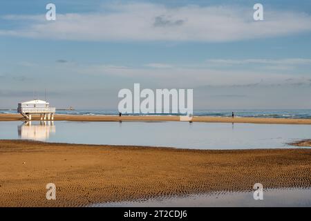 GRUISSAN, FRANCE - 16 DÉCEMBRE 2022 : Station de sauveteurs sur la plage des Chalets en automne, Gruissan, Occitanie, Sud de la France Banque D'Images