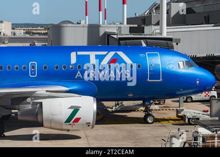 ITA Airways Airbus A319-111 immatriculé EI-IMS est présenté à une porte d'embarquement à Fiumicino, aéroport international Leonardo Da Vinci. Banque D'Images