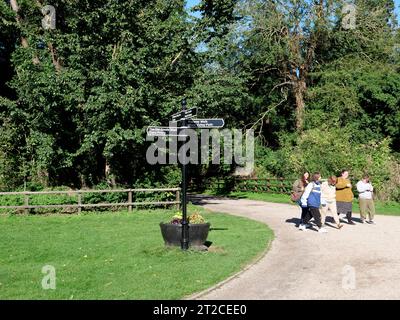 Sentier de la ville de Clare, parc de campagne du château de Clare, Stour Valley, Suffolk, Angleterre, Royaume-Uni Banque D'Images