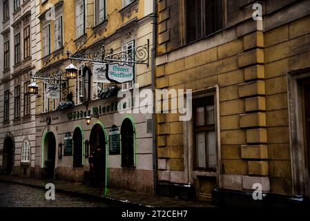 Pittoresque rue pavée à Vienne, Autriche et le plus ancien restaurant encore exploité Gösser Bierlinik, depuis 1566. Banque D'Images