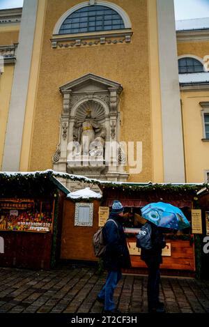 Le marché de Noël Altwiener Ostermarkt sur Freyung à Vienne, Autriche et le monastère Schottenstift. Banque D'Images