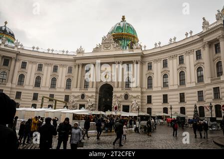 Palais baroque Hofburg enneigé sur Michaelerplatz dans le centre de Vienne, Autriche à Noël. Banque D'Images