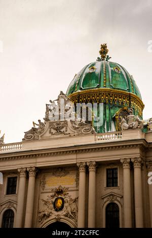 Dôme enneigé du palais baroque Hofburg sur la Michaelerplatz dans le centre de Vienne, Autriche. Banque D'Images