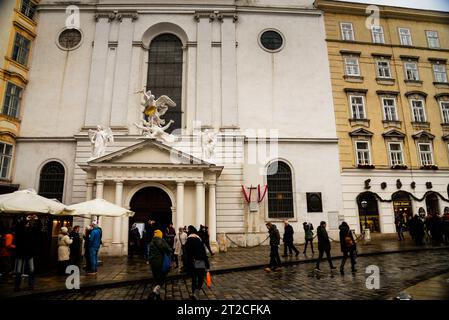 Église Saint-Michel néoclassique sur la Michaelerplatz à Vienne, Autriche. Banque D'Images