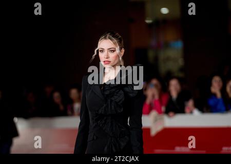 ROME, ITALIE - OCTOBRE 18 : Martina Stella assiste à la cérémonie d'ouverture et au tapis rouge 'c'è Ancora Domani' du 18e Festival du film de Rome à l'Auditorium P. Banque D'Images