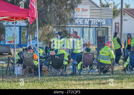 19 octobre 2023 Stanhope Victoria Australie. Un groupe de travailleurs de Factory Dairy transportent des chauffeurs de camions-citernes de lait en grève de meilleurs salaires. Pour répondre aux pressions accrues du coût de la vie assis à l'ombre des arbres de gomme Banque D'Images