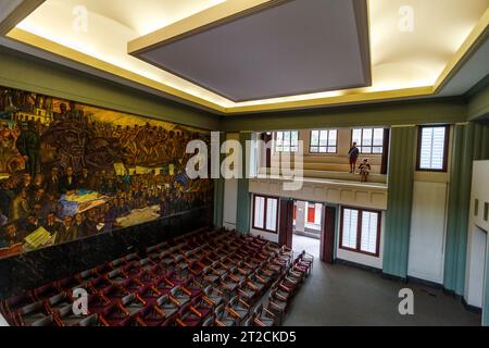 Medellin, Colombie - 9 janvier 2023 : deux touristes contemplent la fresque de l'auditorium vide au Musée d'Antioquia Banque D'Images