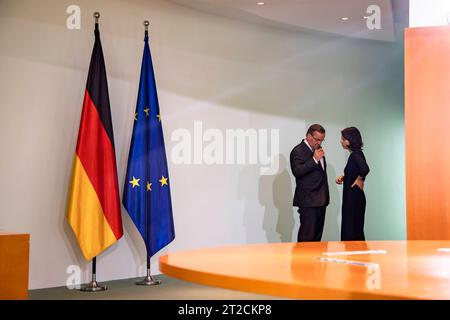 L-R Bundesverteidigungsminister Boris Pistorius und Bundesaussenministerin Annalena Baerbock vor der Sicherheitskabinett im Bundeskanzleramt in Berlin am 18. Oktober 2023. Sicherheitskabinett *** L R Ministre fédéral de la Défense Boris Pistorius et la Ministre fédérale des Affaires étrangères Annalena Baerbock devant le Cabinet de sécurité à la Chancellerie fédérale à Berlin le 18 octobre 2023 Cabinet de sécurité. Crédit : Imago/Alamy Live News Banque D'Images