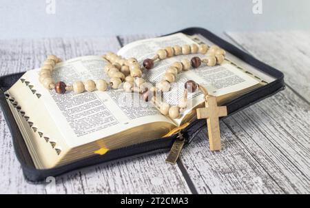 Bible et crucifix sur une table en bois bleu. Beau fond. Banque D'Images