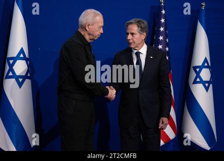Le secrétaire d'État Antony J. Blinken serre la main du ministre israélien de la Défense Yoav Gallant au Kirya à tel Aviv, le 16 octobre 2023. [Photo du département d'État par Chuck Kennedy/domaine public] Banque D'Images