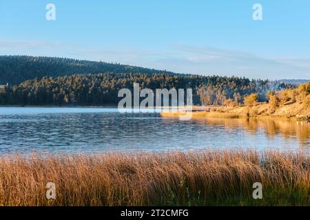 Bolu, Turquie - octobre 16 2023 : vue sur le lac Abant. Paysage du lac et de la chaîne de montagnes couvertes de pins dans le parc national d'Abant Banque D'Images