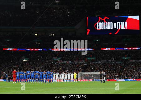 Londres, Royaume-Uni. 17 octobre 2023. Les joueurs d'Angleterre et d'Italie se préparent à observer une minute de silence avant k/O. Angleterre - Italie, qualification pour l'UEFA Euro 2024 match international de football du groupe C au stade de Wembley à Londres le mardi 17 octobre 2023. Usage éditorial uniquement. photo par Andrew Orchard/Andrew Orchard photographie sportive/Alamy Live News crédit : Andrew Orchard photographie sportive/Alamy Live News Banque D'Images