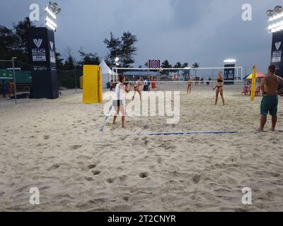 Les joueurs qui s’entraîneront avant le Volleyball World Beach Pro Tour 2023 Goa Challenge auront lieu du 19 au 22 octobre à Varca Beach dans le sud de Goa. Ce sera la première fois que l’Inde accueillera un tournoi mondial majeur de Beach volley. Banque D'Images