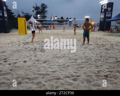 Les joueurs qui s’entraîneront avant le Volleyball World Beach Pro Tour 2023 Goa Challenge auront lieu du 19 au 22 octobre à Varca Beach dans le sud de Goa. Ce sera la première fois que l’Inde accueillera un tournoi mondial majeur de Beach volley. Banque D'Images