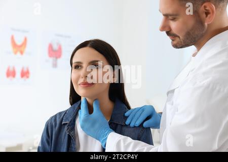 Endocrinologue examinant la glande thyroïde d'un patient à l'hôpital Banque D'Images