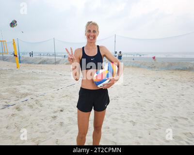 Les joueurs qui s’entraîneront avant le Volleyball World Beach Pro Tour 2023 Goa Challenge auront lieu du 19 au 22 octobre à Varca Beach dans le sud de Goa. Ce sera la première fois que l’Inde accueillera un tournoi mondial majeur de Beach volley. Banque D'Images