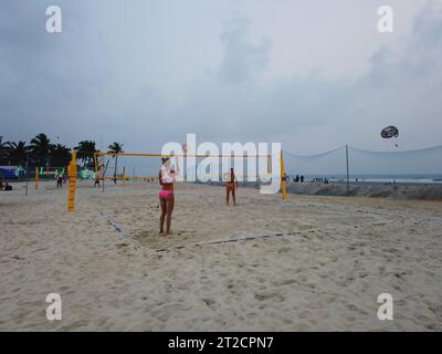 Les joueurs qui s’entraîneront avant le Volleyball World Beach Pro Tour 2023 Goa Challenge auront lieu du 19 au 22 octobre à Varca Beach dans le sud de Goa. Ce sera la première fois que l’Inde accueillera un tournoi mondial majeur de Beach volley. Banque D'Images
