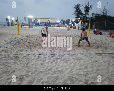 Les joueurs qui s’entraîneront avant le Volleyball World Beach Pro Tour 2023 Goa Challenge auront lieu du 19 au 22 octobre à Varca Beach dans le sud de Goa. Ce sera la première fois que l’Inde accueillera un tournoi mondial majeur de Beach volley. Banque D'Images
