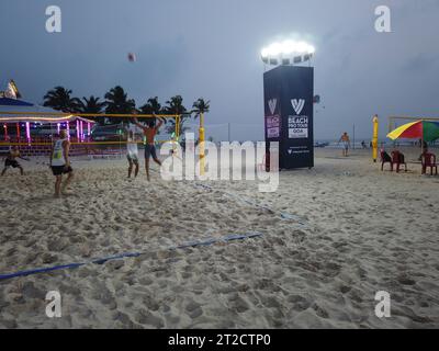 Les joueurs qui s’entraîneront avant le Volleyball World Beach Pro Tour 2023 Goa Challenge auront lieu du 19 au 22 octobre à Varca Beach dans le sud de Goa. Ce sera la première fois que l’Inde accueillera un tournoi mondial majeur de Beach volley. Banque D'Images