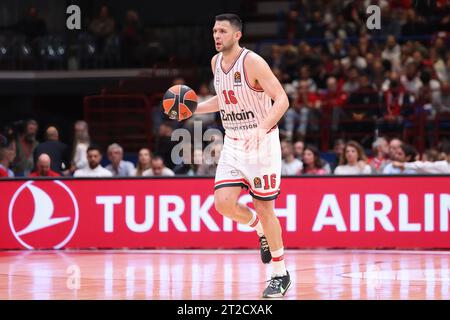 Milan, Italie. 17 octobre 2023. Italie, Milan, octobre 17 2023 : Kostas Papanikolaou (Olympiacos) dribble devant le terrain dans le 3e quart-temps lors du match de basket EA7 Emporio Armani Milan vs Olympiacos Piraeus, Euroleague 2023-24 tour 3 (photo de Fabrizio Andrea Bertani/Pacific Press) crédit : Pacific Press Media production Corp./Alamy Live News Banque D'Images