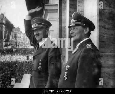 Adolf Hitler et Herman Goering saluant une foule Banque D'Images