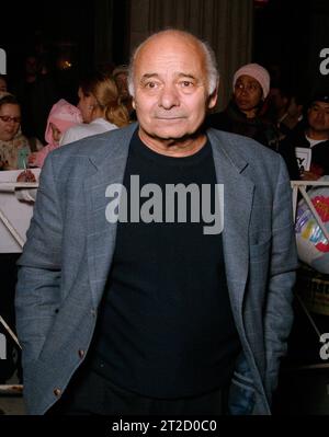 **FICHIER PHOTO** Burt Young est décédé. Burt Young à la première Rocky Balboa à Philadelphie au Prince Music Theatre le 18 décembre 2006. Copyright : xScottxWeinerx crédit : Imago/Alamy Live News Banque D'Images