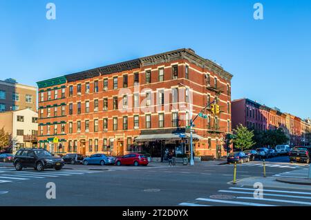 New York, États-Unis - 20 octobre 2015 : ancien bâtiment en briques à Douglass Street et 4th avenue dans le centre-ville de Brooklyn, New York. Banque D'Images