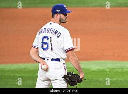 Arlington, États-Unis. 18 octobre 2023. Le lanceur de secours des Texas Rangers Cody Bradford lance la cinquième manche contre les Astros de Houston dans le troisième match des ALCS au Globe Life Field à Arlington, Texas, le mercredi 18 octobre 2023. Photo de Ian Halperin/UPI crédit : UPI/Alamy Live News Banque D'Images